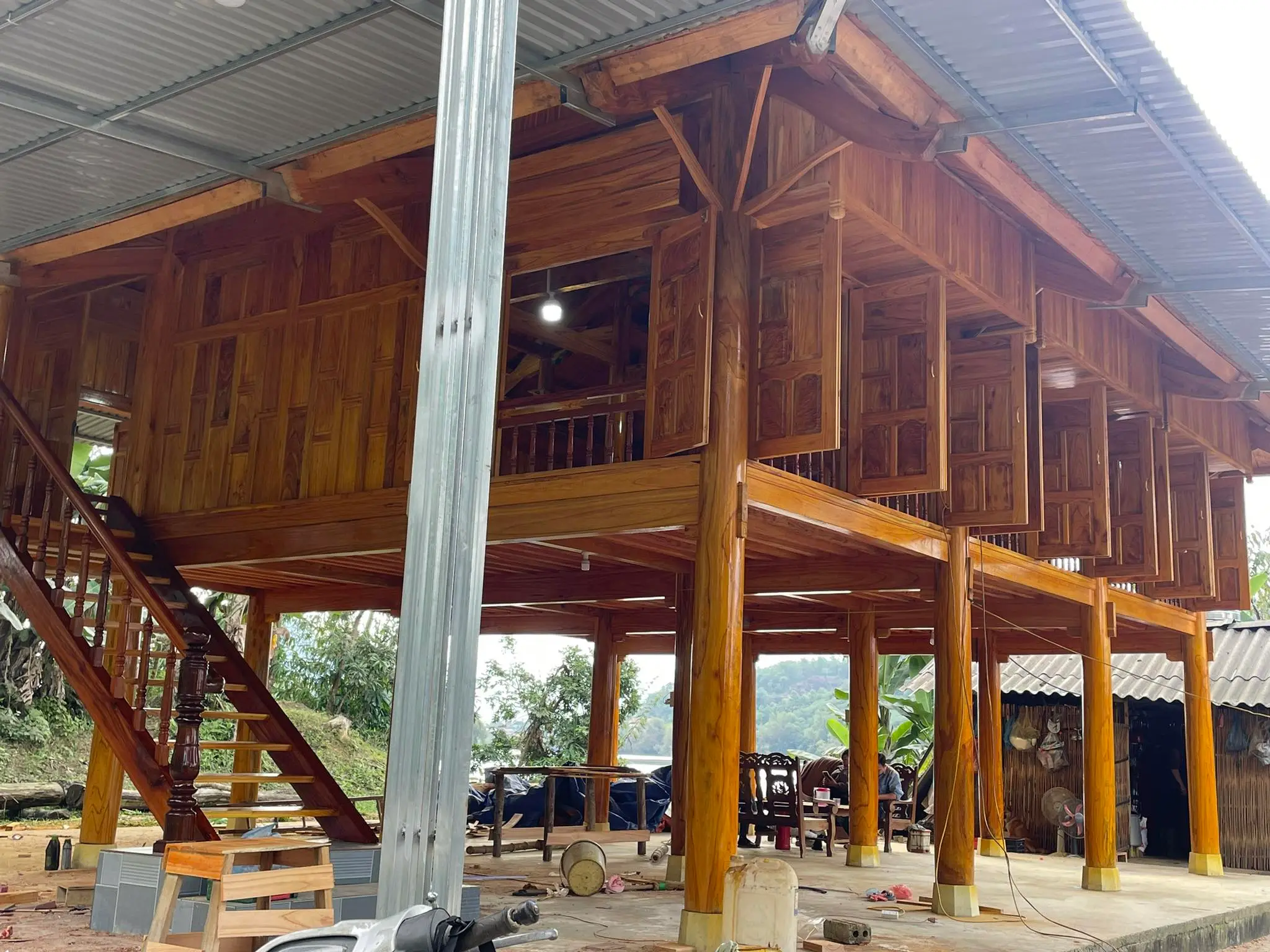 Thi công nhà sàn gỗ Sơn Hải